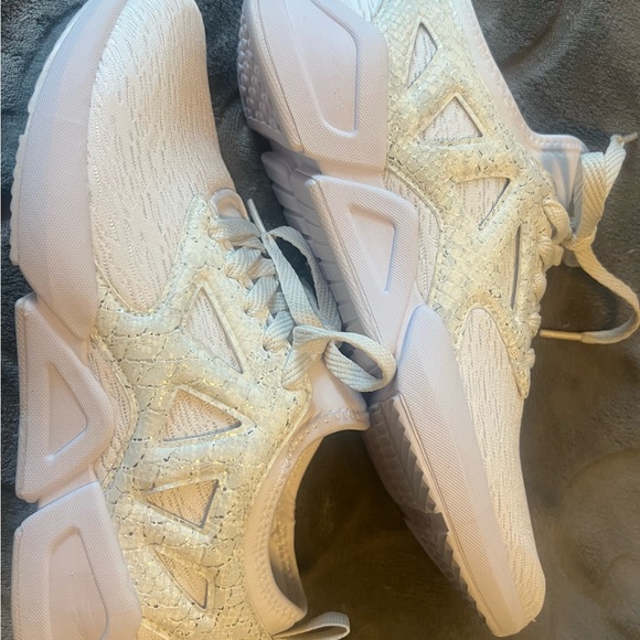 Fabletics Redondo Performance Sneaker - Picture 11 of 14